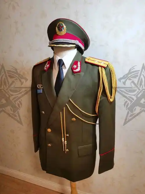 礼服配有97式绶带,礼服内衬使用的是97式礼服衬衣,而领带仍旧使用87式