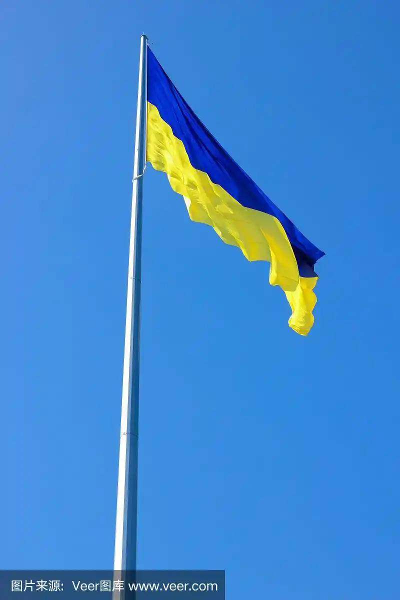 天空背景上的黄色蓝色乌克兰国旗.乌克兰的独立日.在阳光下的国家象征