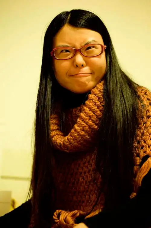 做怪相的眼镜女