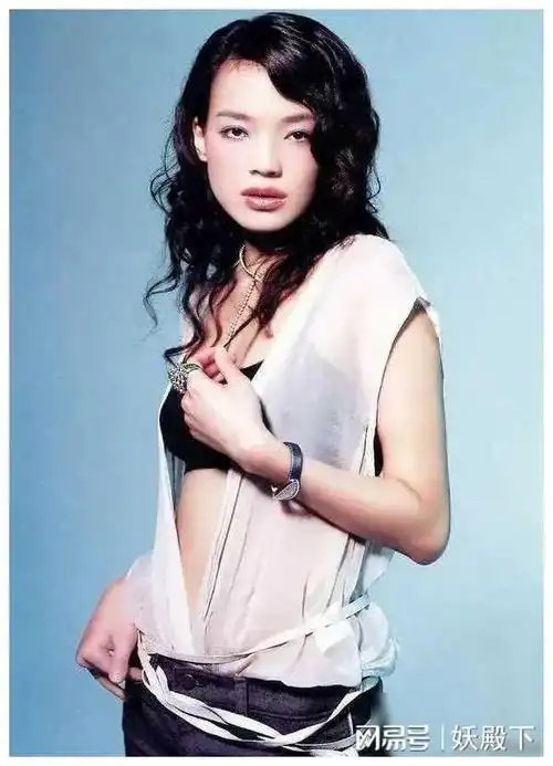 总的来说,娱乐圈的明星们不仅有着光鲜亮丽的外表和耀眼的光环,更有着