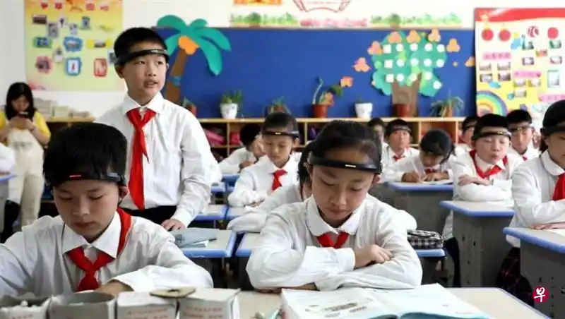 浙江小学监控学习专注度 上课戴监测头环被批侵犯学生隐私