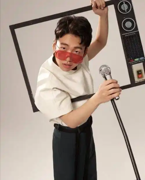 90后小个子郭麒麟,阳光帅气满满童心童趣,暖色衬衫尽显暖男形象_感觉