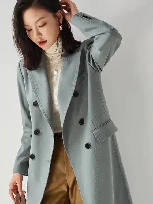 所以经常就会选择黑白色系列的衣服来进行搭配,虽然这样穿搭的话,大