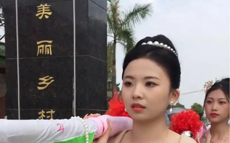 这脸在古代起码得是贵妃级别,潮汕女孩扛旗潮汕标旗美女#潮汕民俗文化