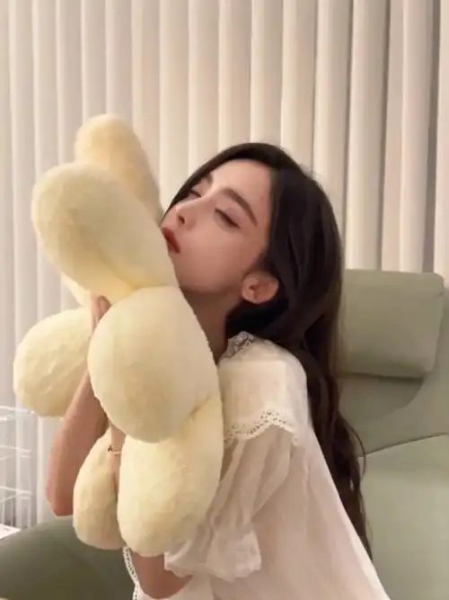 古力娜扎穿白色睡衣清丽脱俗!对镜wink甜笑好可爱