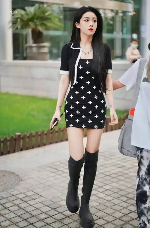 喻言搜狐大楼录制上班街拍图长发飘飘黑底白花包臀裙身材绝赞性感霸气