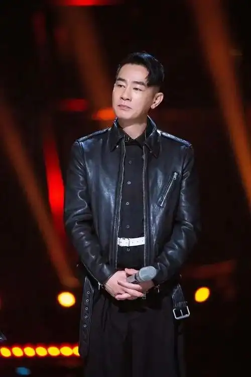 54岁陈小春魅力不减当年,造型青春潮流范十足,这状态不输年轻人