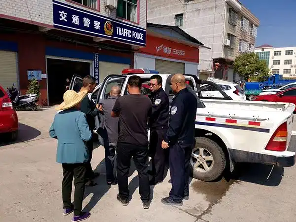 中风老人呆坐街头 江西会昌交警暖心送其回家
