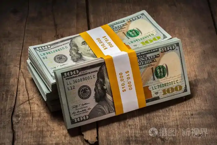 成堆的 100 美元钞票捆