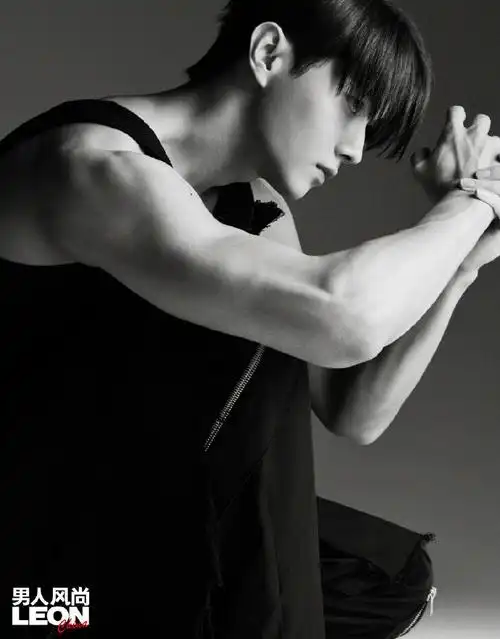 许凯的脸有多奶油,身体就有多野兽.