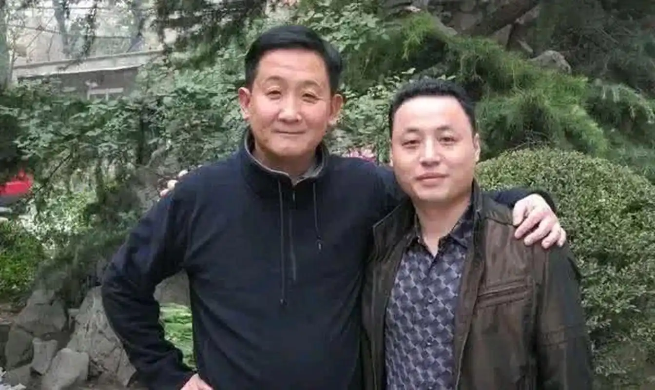 年轻时的梁天,因为相貌平平,在影视圈又走的是谐星路线,始终找不到