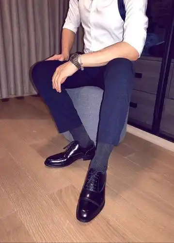 白衬衫正装帅哥,黑皮鞋搭黑袜,魅力帅