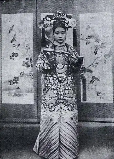 清朝慈禧有两个女官,一个叫裕德龄一个叫裕容龄,她们是父亲裕庚是正