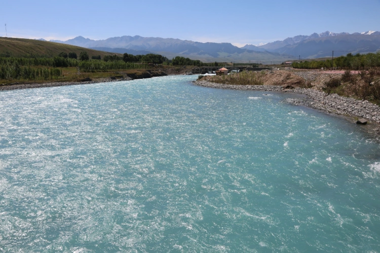 绿水青山丨新疆昭苏县:"变色湖"一年四季颜色不同