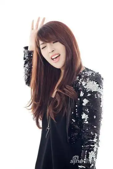 橙天嘉禾邀《好声音》选手魏语诺影城开唱