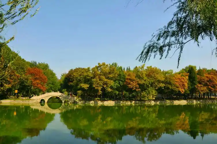 早秋的理工大校园.