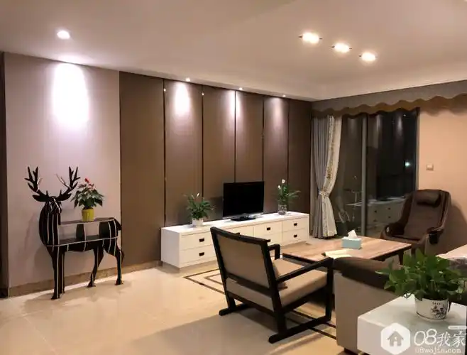 客厅电视背景墙,深咖啡色皮质,搭配拉丝黑不锈钢线条,简约而不简单.