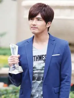 夏平安(贺军翔饰演)