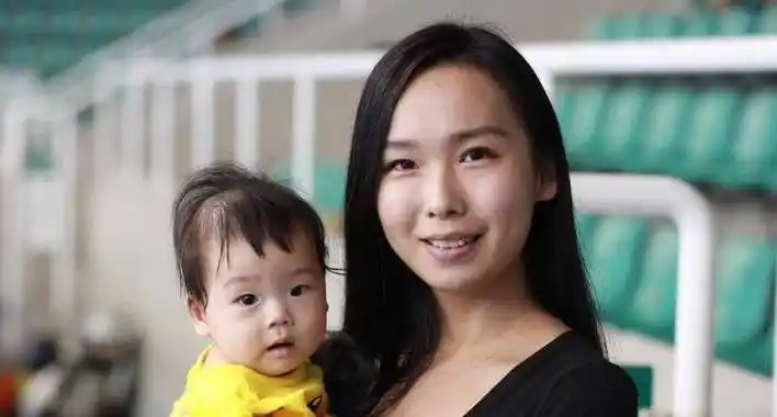 "体操冠军"张成龙:被富婆追,结婚3年才举办婚礼,今身价过亿