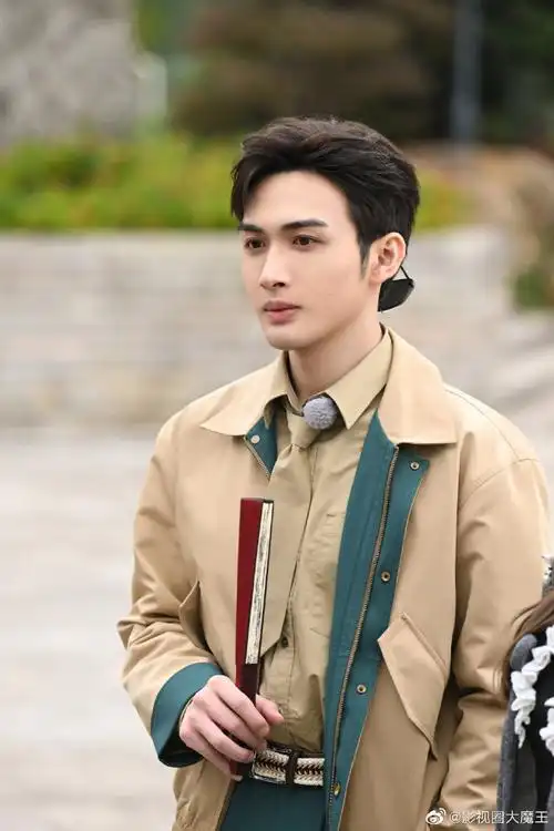 张彬彬奔跑吧剧照六宫格##张彬彬卡其色外套造型