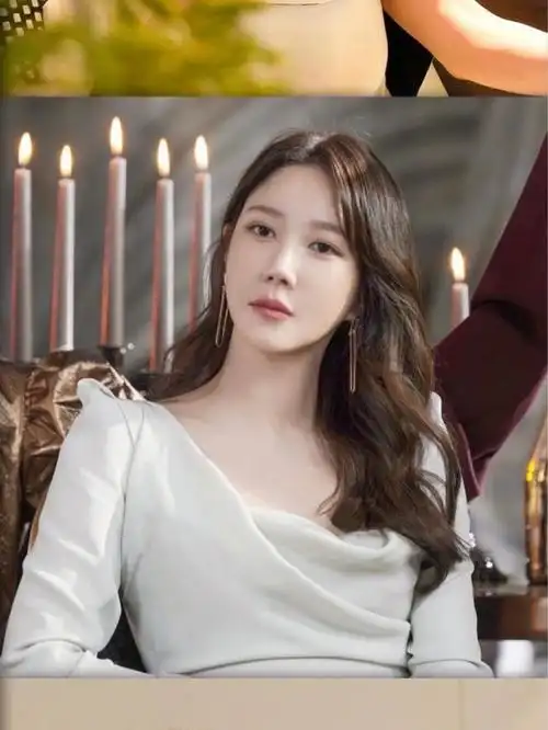 李智雅 | #顶楼#中饰演沈秀莲今年42岁身高168的优雅姐姐,如果剧内