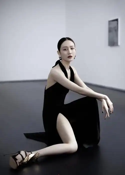 39岁王鸥时尚满满穿银色吊带裙闪耀亮相美人鱼身材太吸睛