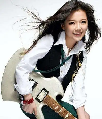 13年前,辱骂武警被反手就是两巴掌的唐笑,"改头换面"嫁入豪门