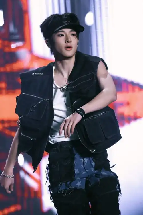 tf家族2024新春音乐会盛放##tf家族新年音乐会##张峻豪深v大露背造型