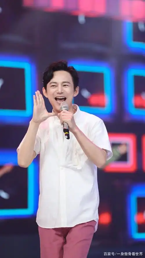 《快乐大本营》主持人,每次看到何炅老师开怀大笑,都太治愈了!