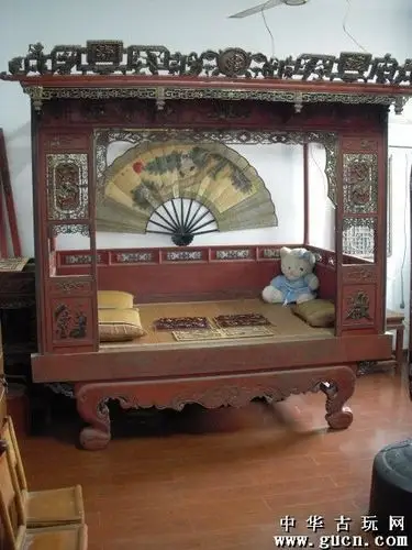 【清代雕花架子床】