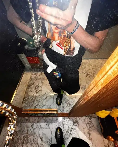 权志龙最新ins更新