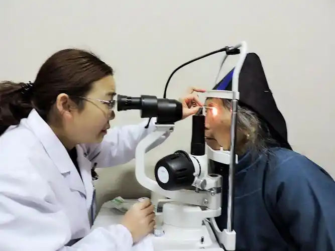 正在进行裂隙灯眼科检查