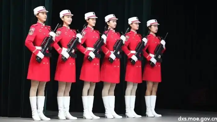 北京服装学院国庆70周年阅兵式民兵方队领队 赵冰清