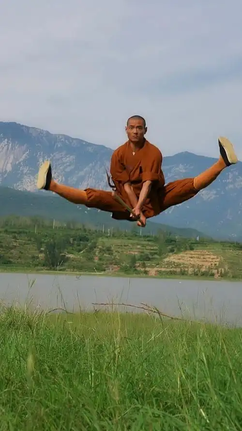 少林功夫#塞外绿洲春似锦,英雄持杖,划破惊天变!