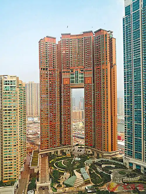 九龙站凯旋门车位10年账面升值2.3倍. 资料图片