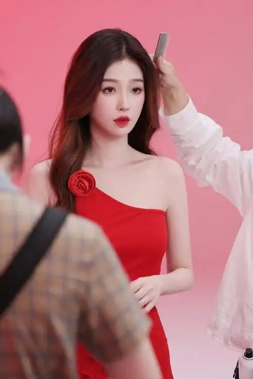 虞书欣红丝带双麻花辫##虞书欣红色玫瑰裙