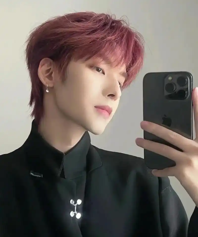 男生发色推荐之树莓红男生树莓发色白到发光 - 抖音