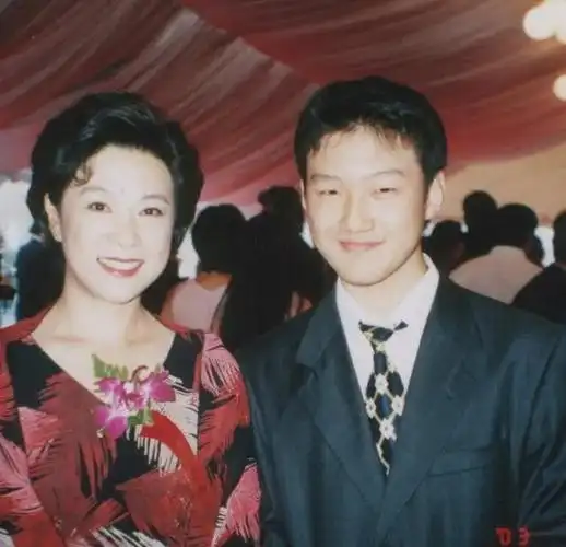 演员王馥荔:丈夫为娶她辞掉工作,26岁火遍全国,儿子也是演员|王群