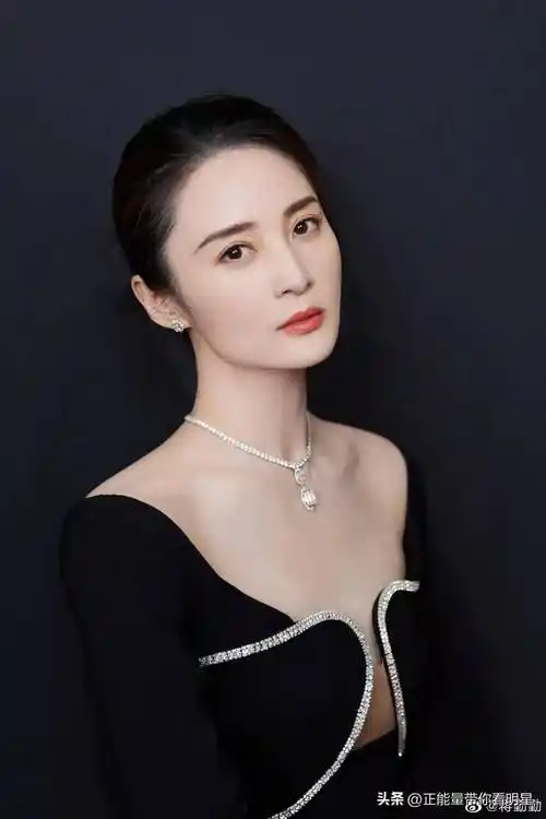 蒋勤勤太会穿了,黑色礼服秀出"丰腴美",这才是真正的瘦而不柴_娱乐