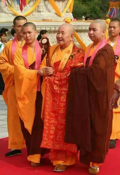 新成长老与惟贤长老亲切会谈.