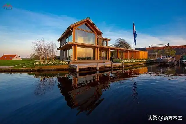 你的水边,需要这样一套大玻璃现代风格的木屋别墅._帆船