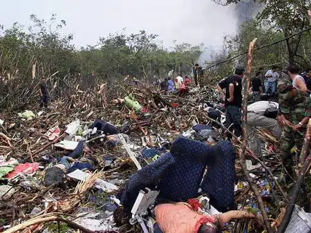 图文:尸体横七竖八躺在出事地点