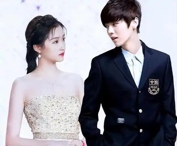 曝鹿晗关晓彤已领证!刚结婚就帮女方父母还债,机场露面心情大好