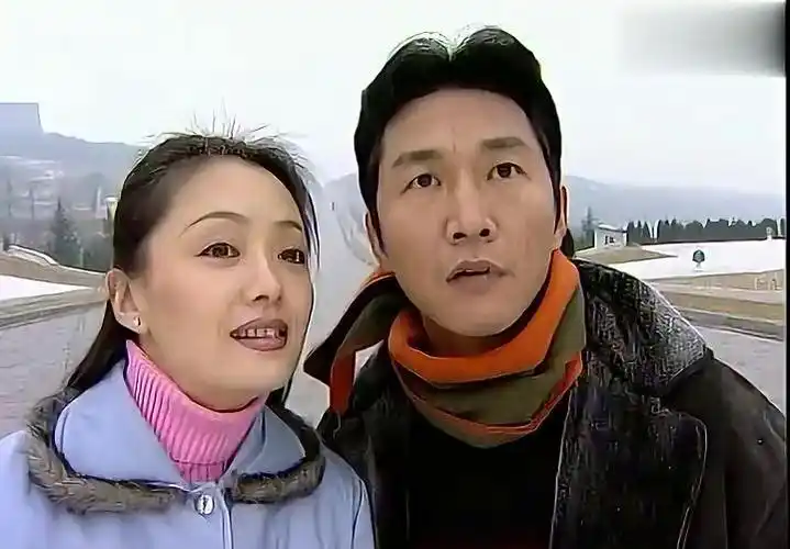 逃到外地的张世豪遇到郭金凤,露出了久违的笑容