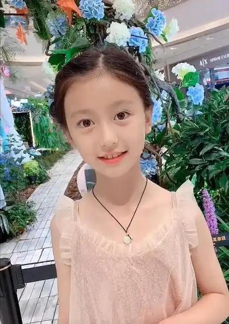 网红裴佳欣:长相酷似杨幂,才14岁浓妆艳抹打扮成熟,混迹娱乐圈