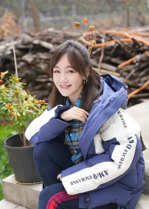 胡歌前任薛佳凝晒美照笑容迷人超治愈秒变最美女大学生