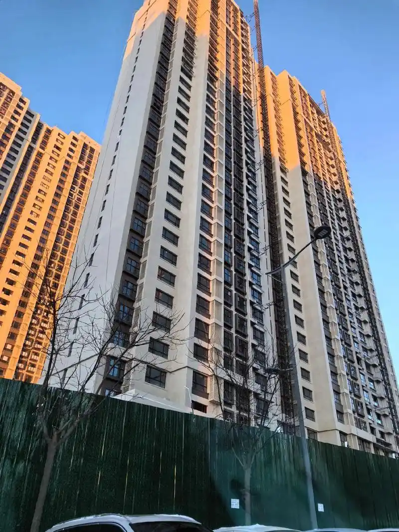 太原富力城玖院交房在即.寒冷冬日,工人们辛勤劳作,只为如期交 - 抖音