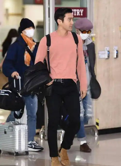 马有失蹄时,32岁崔始源粉卫衣搭配走机场,绅士有型但有点显老_衣服