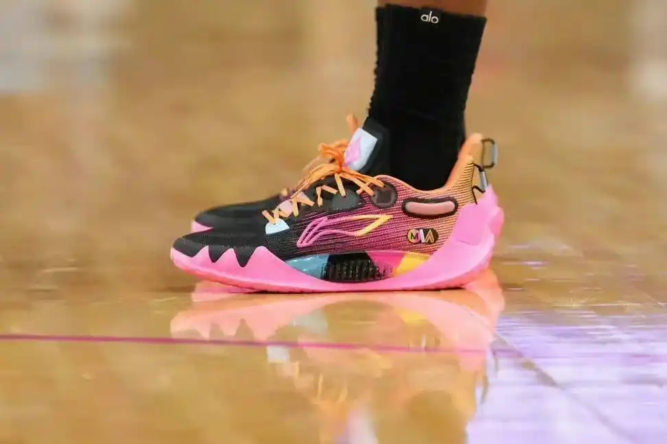 本赛季至今巴特勒上脚的初代李宁签名鞋