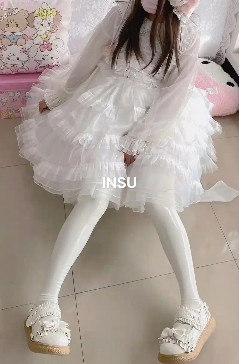 白色乳胶袜.lo裙 胶袜的唯美搭配(要是小姐姐数据给准点就更 - 抖音